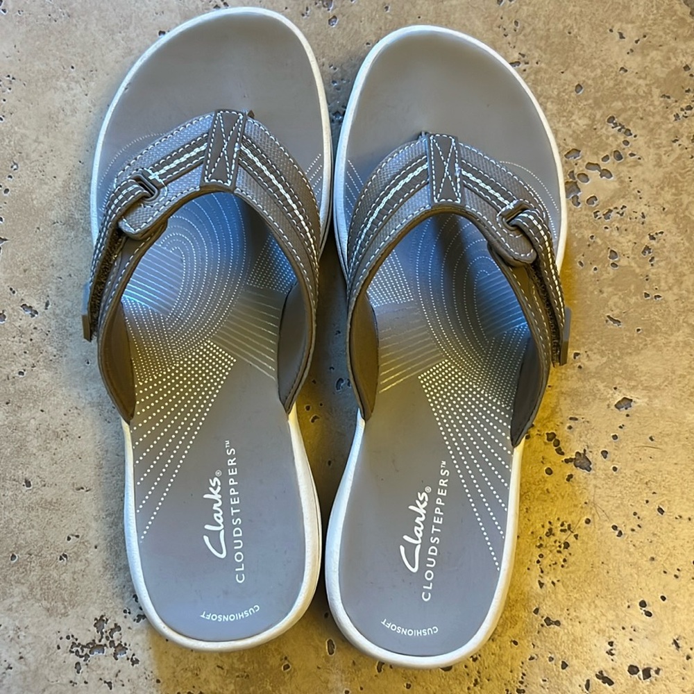 Clark’s Cloudstepper Flip Flops in gray/taupe
